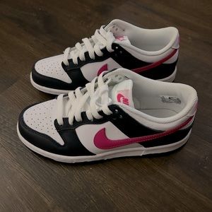 Nike Dunk girl size 4.5y ( 6 women) wore once. EUC